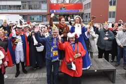 Das Bild zeigt Oberbürgermeisterin Katja Dörner, Bezirksbürgermeister Guido Pfeiffer, Obermöhn Ina Hader und Wäscherprinzessin Sabrina I mit den Gästen bei der Einweihung des Platzes vor dem Beueler Rathaus.