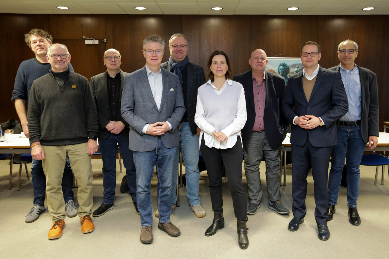 Der Aufsichtsrat der Bonner Stadtentwicklungsgesellschaft (von links nach rechts): Holger Schmidt (Vorsitzender des Aufsichtsrates, Paul Brückner (stellvertretender Aufsichtsratsvorsitzender), Helmut Wiesner, Bert Moll (stellvertretender Aufsichtsratsvorsitzender), Folke große Deters, Ute Kapper, Bernd Nottbeck, Mirko Heid, Kerim Abulzahab (Geschäftsführer). (Foto: Bundesstadt Bonn/ Sascha Engst)