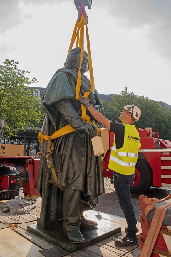 Gleich fliegt Beethoven: Die Figur ist für den Transport auf das Postament mit Gurten versehen.