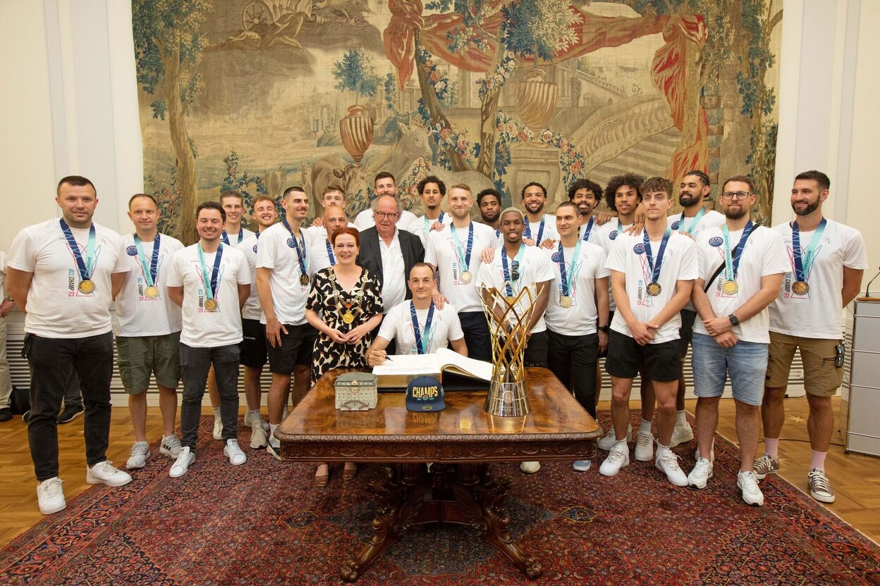 Das Team der Telekom Baskets Bonn mit OB Katja Dörner im Gobelinsaal des Alten Rathauses bei der Eintragung ins Goldene Buch.