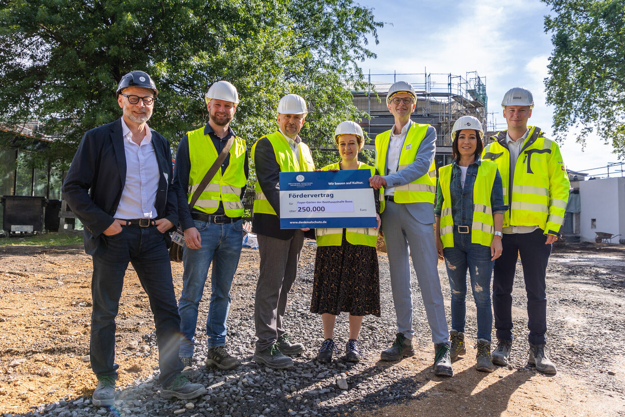 Gruppenbild mit symbolischer Übergabe des Fördervertrages über 250.000 Euro.