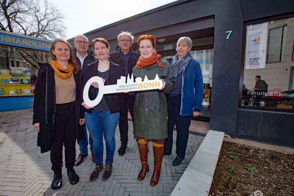 Symbolische Schlüsselübergabe für das Büro des Innenstadt-Managements.