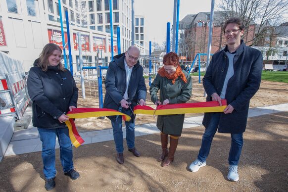 Symbolisch durchschneiden OB Dörner und Stadtbaurat Wiesner ein Band zur Eröffnung der Grünfläche.