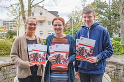 Das Bild zeigt (v.l.) Felicitas Müller, Projektkoordination kinderfreundliche Kommune, Oberbürgermeisterin Katja Dörner und Schüler und Umfrage-Teilnehmer Anton Schneider