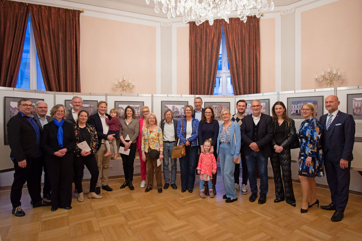 Das Bild zeigt die Preisträger*innen des Fassadenwettbewerbs bei der Verleihung im Alten Rathaus.