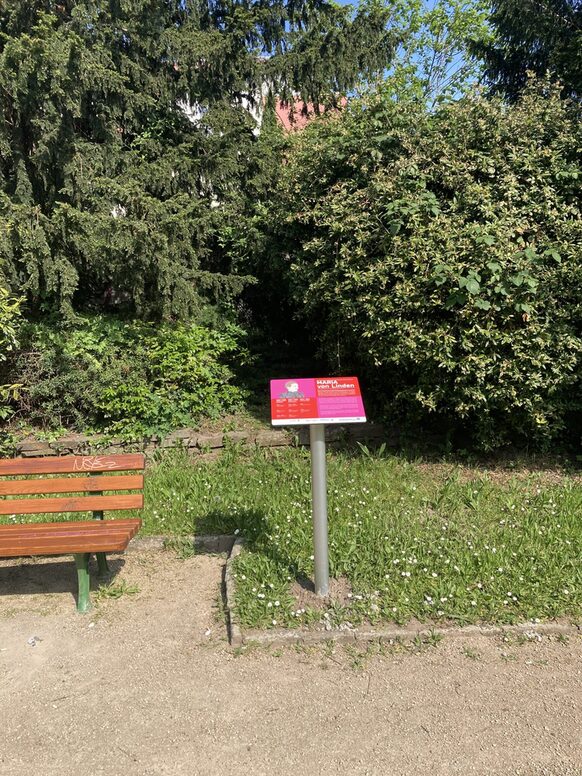 Das Bild zeigt die Stele für Maria von Linden im Park des Ernst-Moritz-Arndt-Hauses.