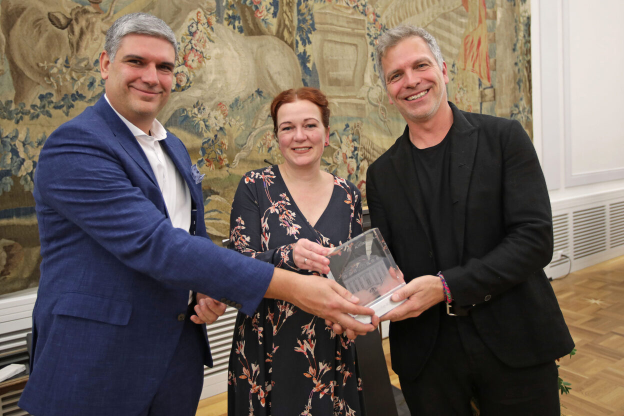 Dr. Andreas Menkel und Oberbürgermeisterin Katja Dörner (v.l.) übergeben dem elften "Döppekooche-König" Dirk Kaftan die Glastrophäe "Altes Rathaus".