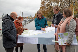 Von links: Stadtbaurat Helmut Wiesner, Oberbürgermeisterin Katja Dörner, Sandra Paul (Abteilungsleiterin im Amt für Umwelt und Stadtgrün), David Baier (Leiter Amt für Umwelt und Stadtgrün) und Doreen Käppler-Jerbi (Planerin Amt für Umwelt und Stadtgrün)