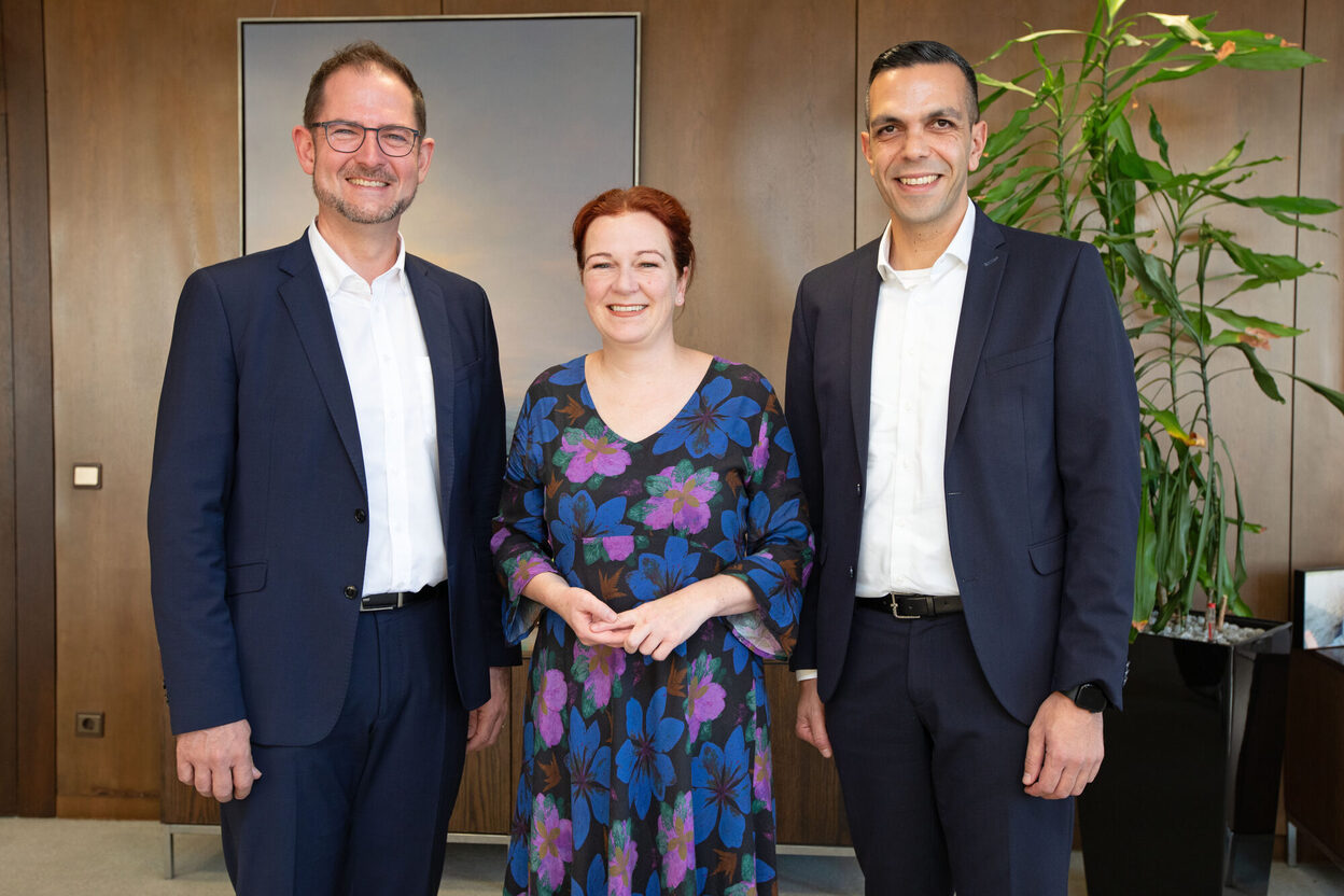 (v.l.) Stadtkämmerer Michael Fark, Oberbürgermeisterin Katja Dörner und SGB-Betriebsleiter Rachid Jaghou.