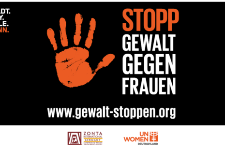 Das Bild zeigt ein Plakat mit dem Slogan "Stopp Gewalt gegen Frauen" in den Farben Orange, Schwarz und Weiß.