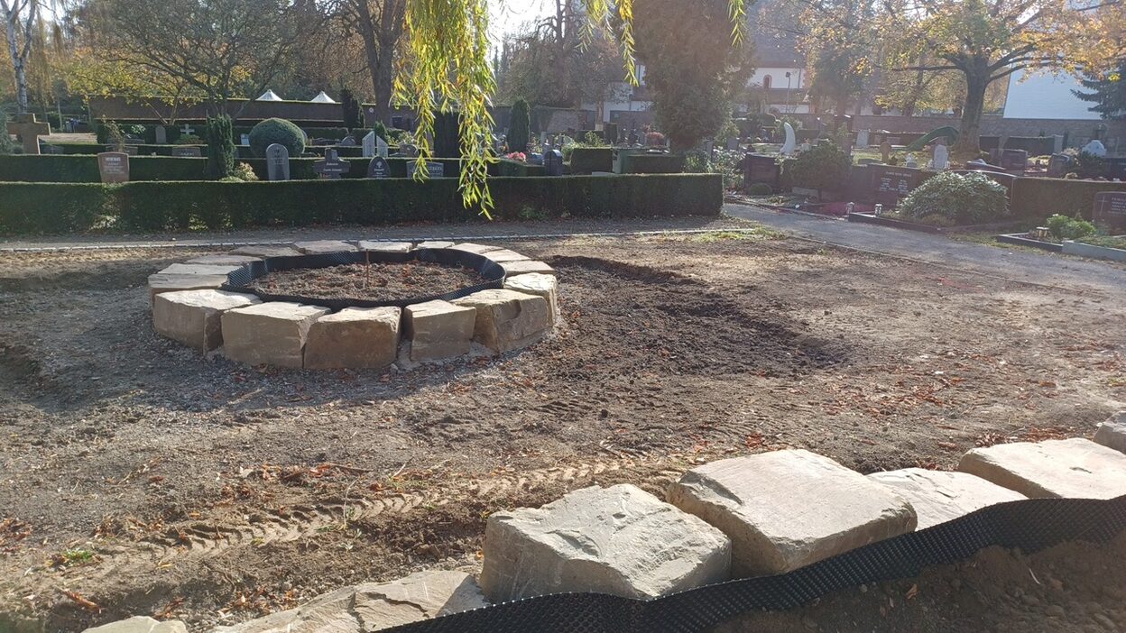 Auf dem Lessenicher Friedhof ist schon die Struktur des neuen Urnenfelds und des Steinrondells zu erkennen.