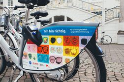 Der Speichenschutz am Hinterrad eines Nextbikes dient als Aufkleber in einer Kampagne für Chancengerechtigkeit