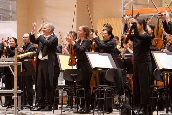 Mit Applaus dankte das Beethoven Orchester Bonn allen Projektbeteiligten und Bauarbeiter*innen für die bisher geleistete Arbeit.