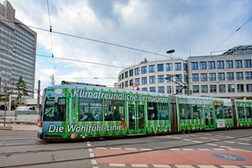 Eine Straßenbahn fährt vorbei.