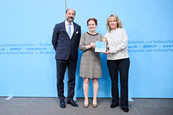 Marc Gebauer, Sprecher der IPR, Oberbürgermeisterin Katja Dörner, Bundesumweltministerin Steffi Lemke bei der Preisverleihung