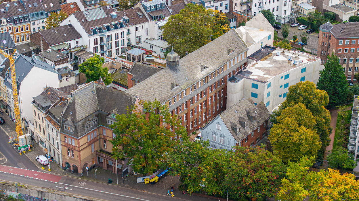 Luftbild von der früheren Pestalozzischule, die derzeit als neuer Standort für das Stadtarchiv umgebaut wird.