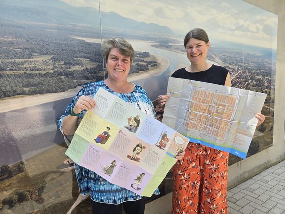 Das Bild zeigt (links) Biggi Landsberg, kommissarische Leiterin der Bonn-Information, und Dr. Anne Segbers, Kulturvermittlerin im Landesmuseum.