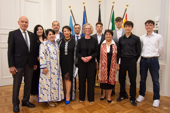 Das Bild zeigt die Delegation aus Buchara und Mitglieder der Deutsch-Usbekischen Gesellschaft beim Empfang mit Bürgermeisterin Nicole Unteseh (Mitte).