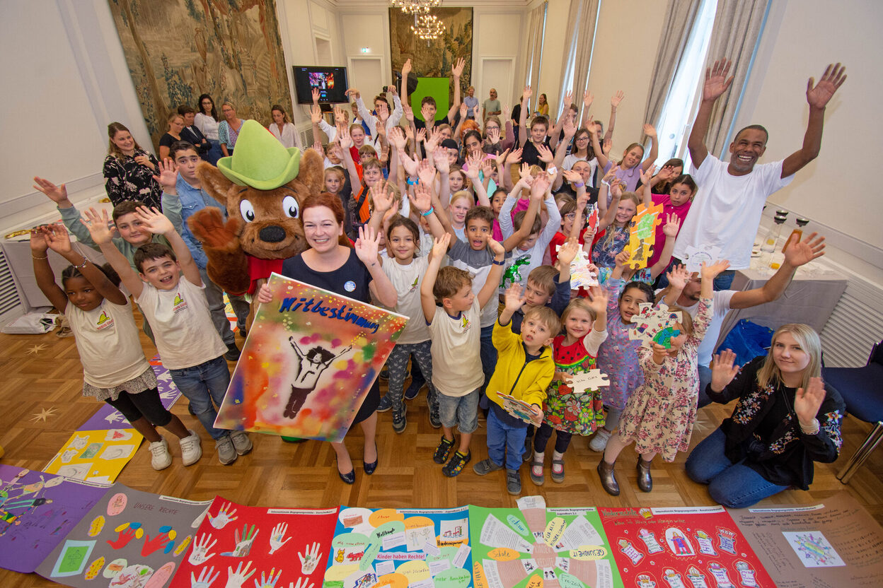 Das Bild zeigt Oberbürgermeisterin Katja Dörner und die Kinder und Jugendlichen des Empfangs im Alten Rathaus.