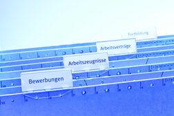 Mehrere Aktenreiter an blauen Mappen