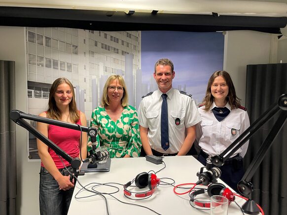 Im Studio: Meike Aumeier (Jugendfeuerwehr), Barbara Löcherbach (Bundesstadt Bonn),Frank Frenser (Bonner Berufsfeuerwehr) und Henriette Kaltheier (freiwillige Feuerwehr)