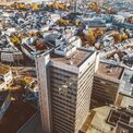 Luftbild des Bonner Stadthauses mit der Innenstadt im Hintergrund.