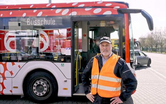 Die "Busschule" digital: Ferdinand Faßbender erklärt wichtige Handlungstipps für die Schulfahrt mit dem ÖPNV.