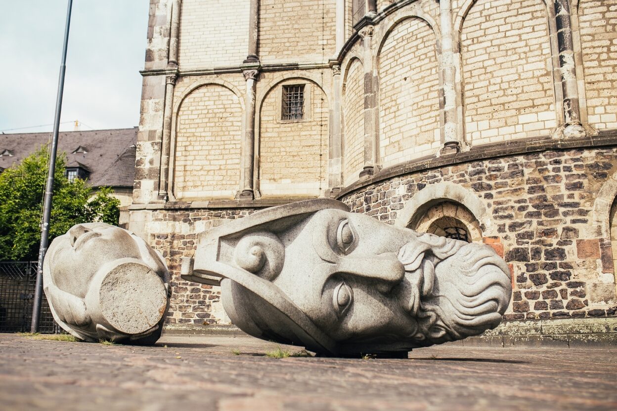 Die Steinköpfe von Cassius und Florentius vor dem Münster