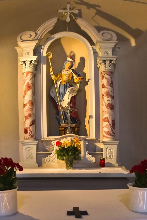 Die Adelheidisstatue in der Vilicher Stiftskirche