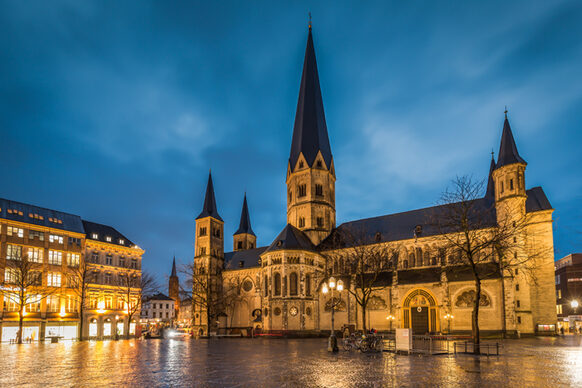 Nachtaufnahme des Bonner Münsters