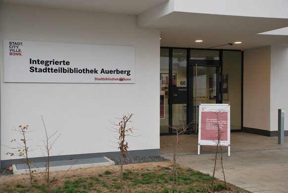 Eingang zum Gebäude der integrierten Stadtteilbibliothek Auerberg