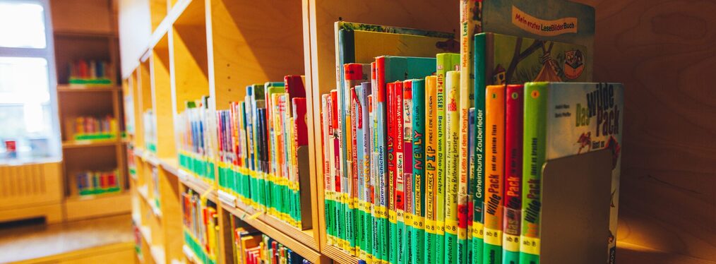 Bücher in der Kinderbibliothek in der Stadtbibliothek.