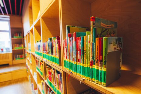 Bücher in der Kinderbibliothek in der Stadtbibliothek.