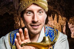 Ein Mann im Kostüm von Aladin mit einer Öllampe