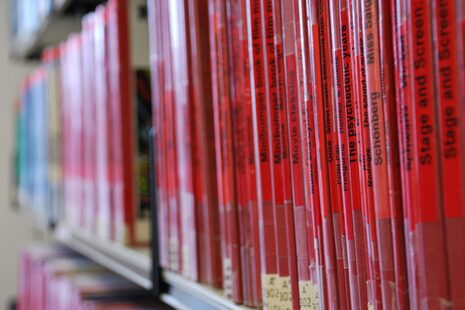 Regale mit Musiknoten in der Musikbibliothek im Schumannhaus in Endenich