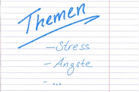 Themen, Stress und Ängste steht auf einem weißen Papier.