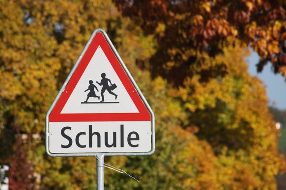 Verkehrsschild Achtung Schule