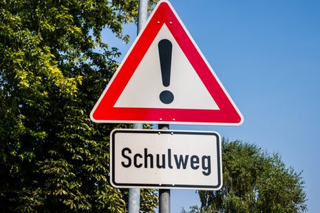 Verkehrsschild Achtung Schulweg