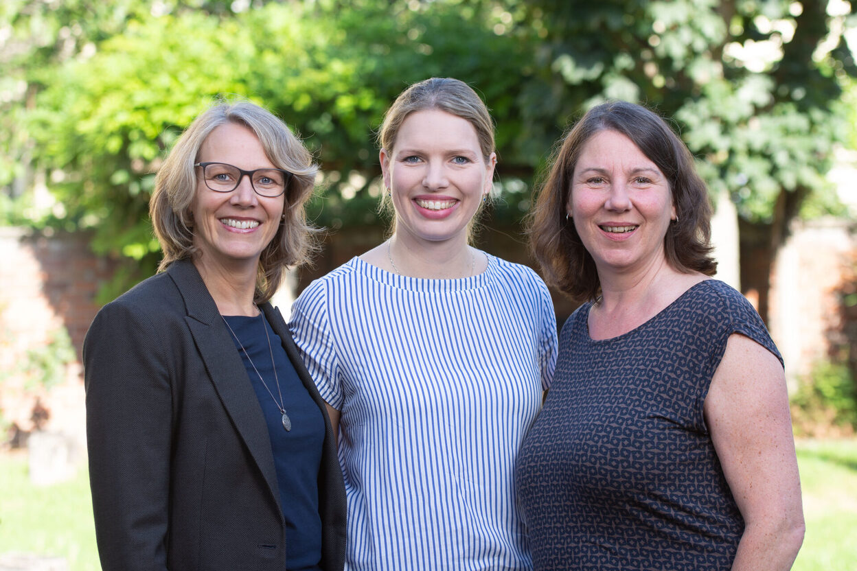 Das Bild zeigt die Mitarbeiterinnen der Koordinierungsstelle für Schulsozialarbeit der Stadt Bonn: (v.l.) Magdalene Pues, Hannah Prüsener und Dagmar Knyrim.