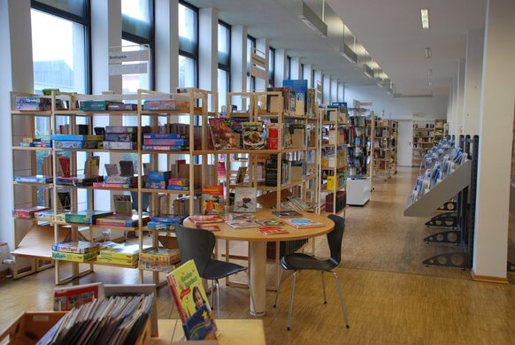 Regale und Sitzgelegenheit in der Stadtteilbibliothek Brüser Berg