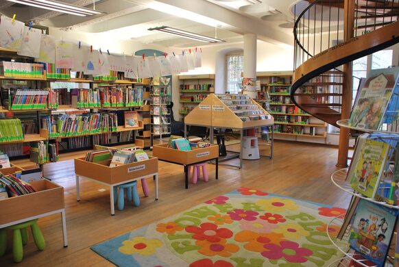 Regale und Kisten mit Büchern und Bilderbüchern in der Stadtteilbibliothek Endenich