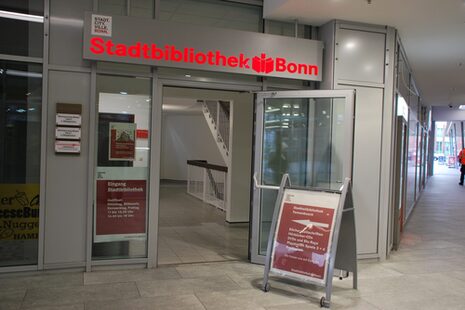 Der Eingang zur Stadtteilbibliothek Tannenbusch in einer Passage