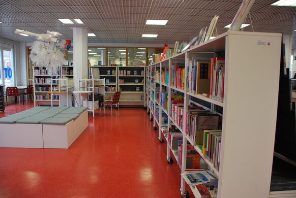 Bücher- und CD-Regale in der Stadtteilbibliothek Tannenbusch