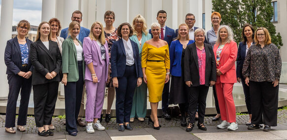 Das Team des Standesamtes Bonn auf der Plattform am Stadthaus