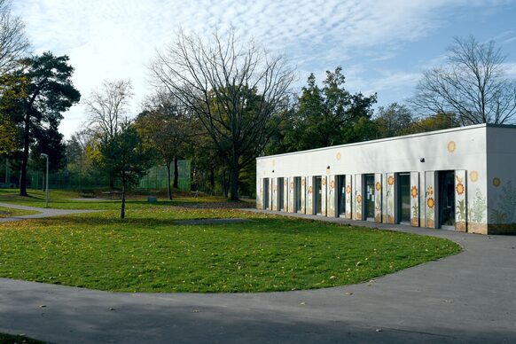 Außenaufnahme des Spielhauses KBE-Dreieck mit seiner blumenbemalten Fassade