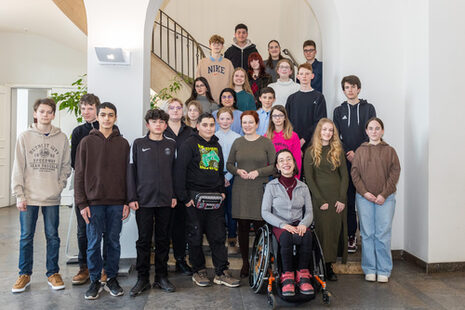 Die Mitglieder des Kinder- und Jugendbeirates mit Oberbürgermeisterin Katja Dörner im Treppenhaus des Alten Rathauses