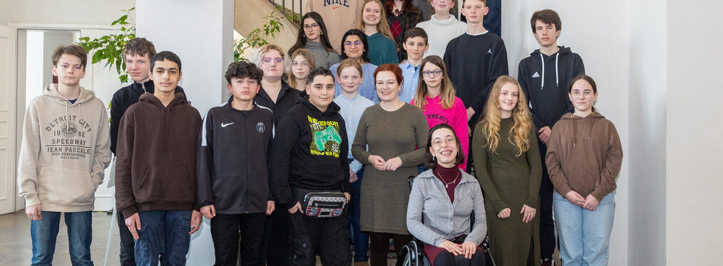 Die Mitglieder des Kinder- und Jugendbeirates mit Oberbürgermeisterin Katja Dörner im Treppenhaus des Alten Rathauses