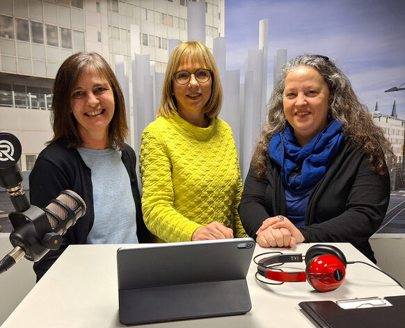 Im Studio: Alexandra Marland (v. l.), Stadtsprecherin Barbara Löcherbach und Jutta Bennecke.