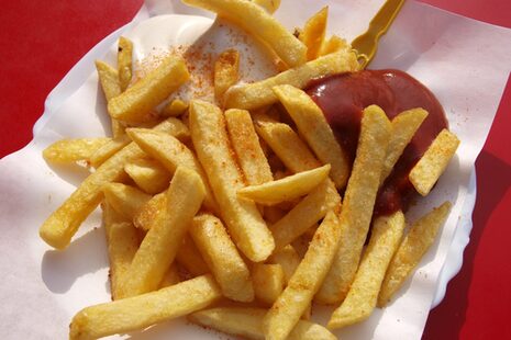 Eine Schale Pommes frites mit Ketchup