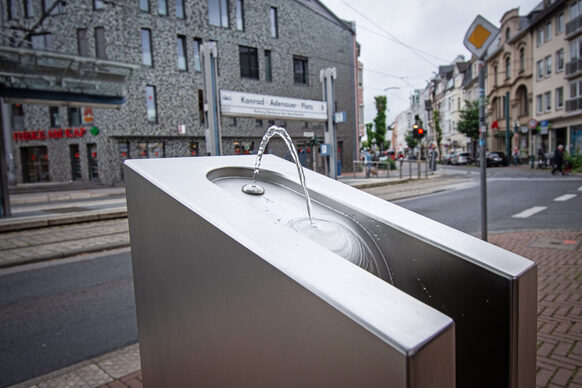 Wasser quillt aus einem Trinkwasserbrunnen in Beuel